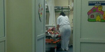 MOARTE FULGERĂTOARE ÎN SALA DE SPORT! Elev de 14 ani din Ipotești s-a prăbușit în timpul orei și a murit la spital