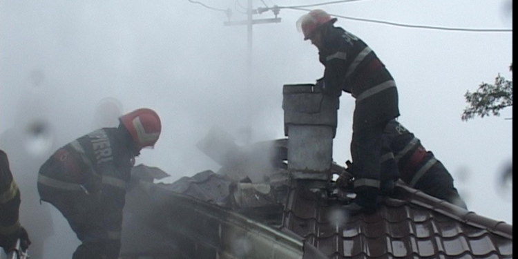 Coșul de fum, la un pas de tragedie! O locuință din Pomârla a fost cât pe ce să ardă complet