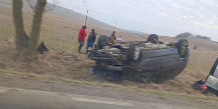 Accident spectaculos la ieșirea din Botoșani! Mașină răsturnată lângă Popăuți, o femeie rănită