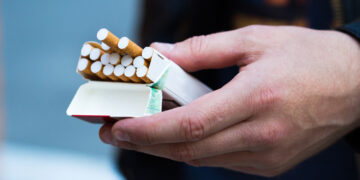 Lovitură pentru fumători: țigările se scumpesc din 1 aprilie!