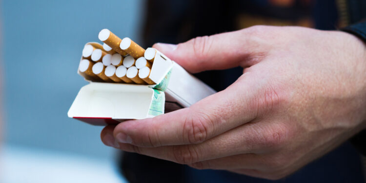 Lovitură pentru fumători: țigările se scumpesc din 1 aprilie!