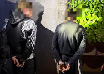 Tineri reținuți după ce au șantajat și agresat o victimă cu imagini compromițătoare