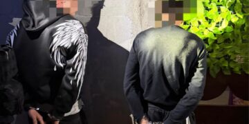 Tineri reținuți după ce au șantajat și agresat o victimă cu imagini compromițătoare