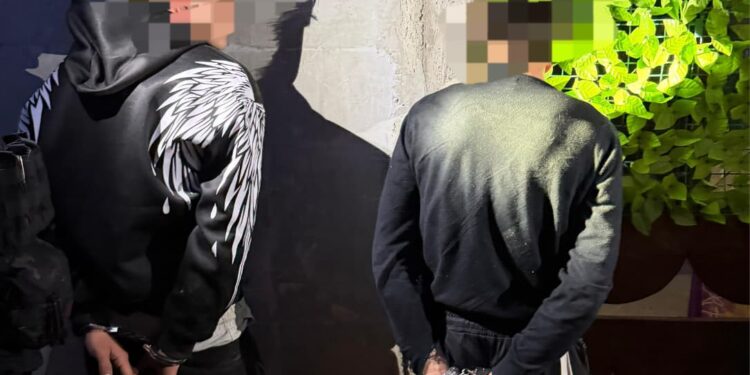 Tineri reținuți după ce au șantajat și agresat o victimă cu imagini compromițătoare