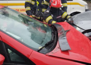 O femeie a ajuns la spital după impactul violent dintre două mașini pe strada Octav Onicescu