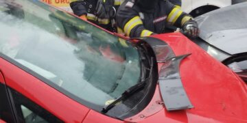 O femeie a ajuns la spital după impactul violent dintre două mașini pe strada Octav Onicescu