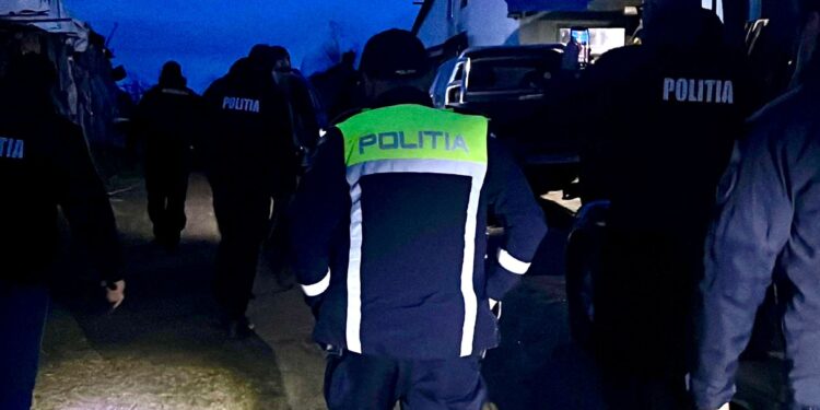 Acțiune a poliției cu percheziții și sancțiuni într-un oraș din județ VIDEO