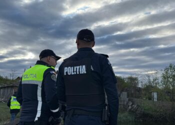 Descinderi în forță la Bălușeni! Trei bărbați ridicați de poliție după percheziții: unelte de pescuit ilegale, găsite în locuințe VIDEO