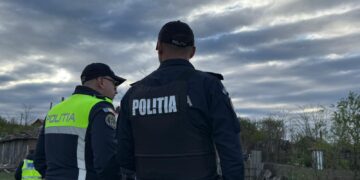 Descinderi în forță la Bălușeni! Trei bărbați ridicați de poliție după percheziții: unelte de pescuit ilegale, găsite în locuințe VIDEO