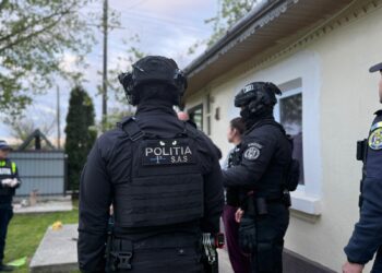 Descinderi în forță la Bălușeni! Trei bărbați ridicați de poliție după percheziții: unelte de pescuit ilegale, găsite în locuințe VIDEO