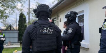 Descinderi în forță la Bălușeni! Trei bărbați ridicați de poliție după percheziții: unelte de pescuit ilegale, găsite în locuințe VIDEO