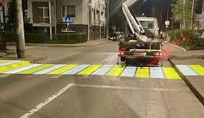 REVOLUȚIE PE TRECERILE DE PIETONI DIN BOTOȘANI! Laserul care „aprinde” asfaltul, testat de primarul Cosmin Andrei. Siguranță sau experiment riscant?