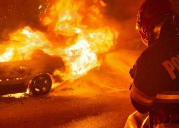 Mașină cuprinsă de fum, intervenție rapidă a pompierilor în Botoșani