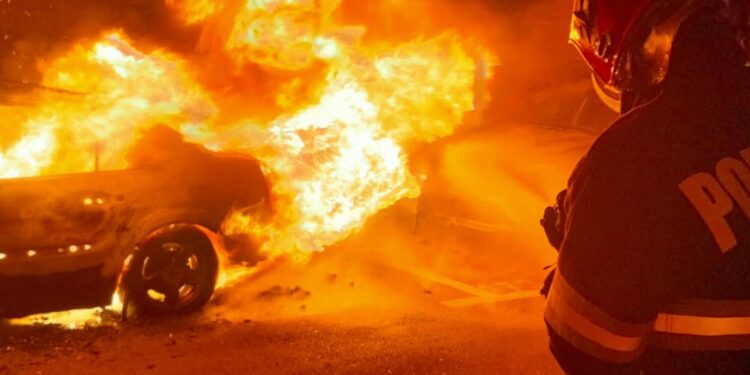 Mașină cuprinsă de fum, intervenție rapidă a pompierilor în Botoșani