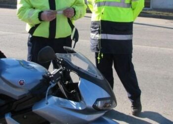 TÂNĂR DE 19 ANI, PRINS PE MOTOCICLETĂ FĂRĂ PERMIS, CU VEHICUL NEÎNMATRICULAT