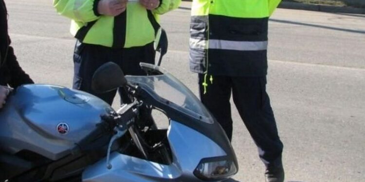 TÂNĂR DE 19 ANI, PRINS PE MOTOCICLETĂ FĂRĂ PERMIS, CU VEHICUL NEÎNMATRICULAT