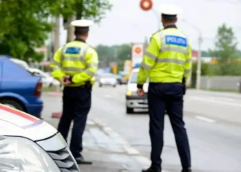Șoferii care făceau „taxi la negru”, luați pe sus de polițiști!