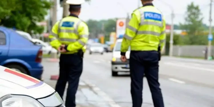Șoferii care făceau „taxi la negru”, luați pe sus de polițiști!