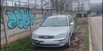 ȘOFER DIN BOTOȘANI, LECȚIE SCUMPĂ LA IAȘI! Mașină ridicată după ce a fost parcată direct pe spațiul verde