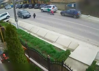 Luptă dramatică pentru viața unui copil de 4 ani, lovit de mașină în Bacău.VIDEO