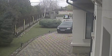 Șofer urmărit de polițiști, fugă printre curți și suspiciuni de droguri într-o acțiune rutieră tensionată la Baisa VIDEO