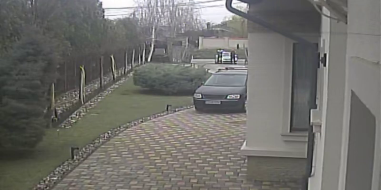 Șofer urmărit de polițiști, fugă printre curți și suspiciuni de droguri într-o acțiune rutieră tensionată la Baisa VIDEO