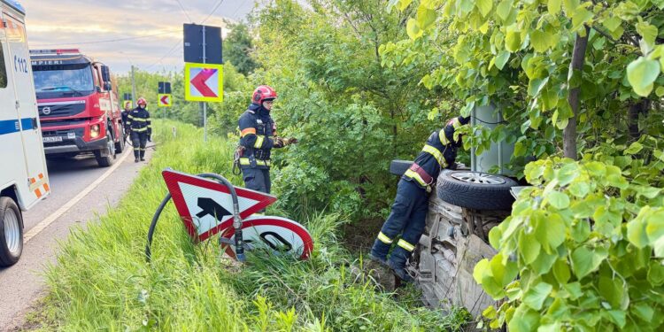 Accident violent la ieșirea din Botoșani: două autoturisme implicate, un tânăr a ajuns la spital