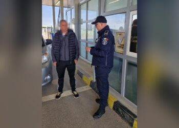 Un tânăr ucrainean, prins cu un permis de conducere fals ascuns într-un plic