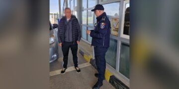 Un tânăr ucrainean, prins cu un permis de conducere fals ascuns într-un plic