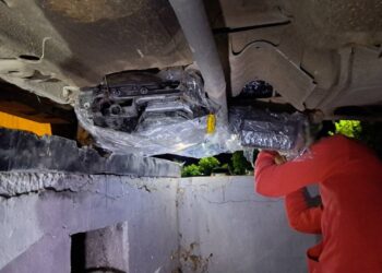 Piese auto ascunse sub mașină și în portieră, descoperite la graniță