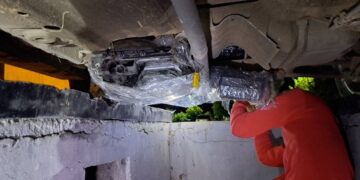 Piese auto ascunse sub mașină și în portieră, descoperite la graniță