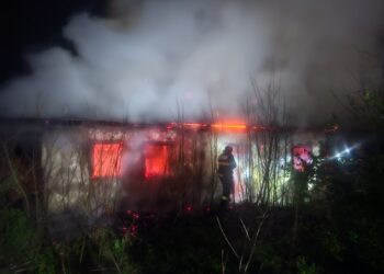FUMATUL NEGLIJENT FACE PRĂPĂD! Două incendii devastatoare în Botoșani: o casă mistuită complet și o magazie făcută scrum