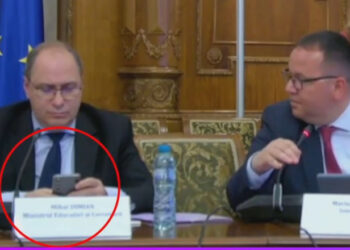 Moment stânjenitor la dezbaterea despre sănătatea copiilor! Ministrul Educației, surprins pe telefon în timp ce o elevă vorbea despre presiunea din școli