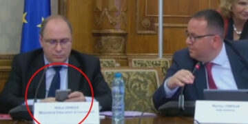 Moment stânjenitor la dezbaterea despre sănătatea copiilor! Ministrul Educației, surprins pe telefon în timp ce o elevă vorbea despre presiunea din școli