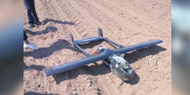 ALERTĂ LA GRANIȚĂ: DRONĂ MISTERIOASĂ DESCOPERITĂ PE UN CÂMP DIN SUCEAVA!