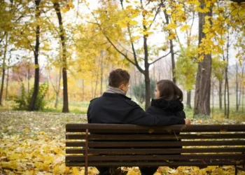 Dragostea bate ordinul de protecție! Bărbat prins la plimbare cu iubita de care trebuia să stea la 200 de metri distanță