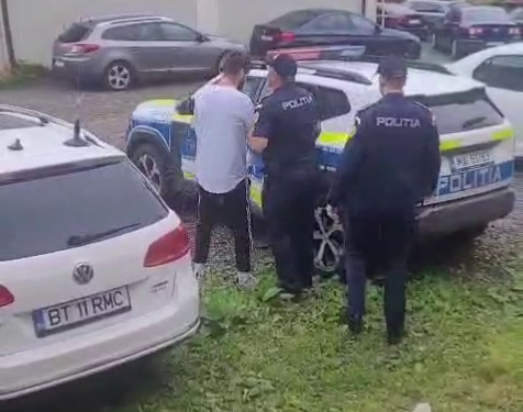 Bătaie cu “argumente solide” în fața unui bar din Dorohoi! Un tânăr a ajuns în arest după ce și-a rezolvat neînțelegerile cu pumnii