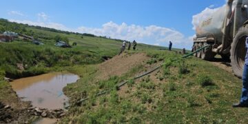Alertă de poluare în județul Botoșani! Sute de litri de soluție pentru erbicidare au ajuns într-un curs de apă