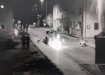 Copii surprinși sărind peste flăcări, după ce un foc a fost aprins chiar în stradă