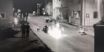 Copii surprinși sărind peste flăcări, după ce un foc a fost aprins chiar în stradă