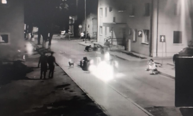 Copii surprinși sărind peste flăcări, după ce un foc a fost aprins chiar în stradă