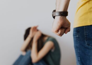 Soție agresată de propriul soț, în vârstă de 71 de ani. Poliția a intervenit de urgență