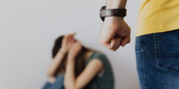 Soție agresată de propriul soț, în vârstă de 71 de ani. Poliția a intervenit de urgență