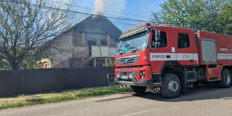 Incendiu puternic la Bucecea! O casă și mai multe anexe, cuprinse de flăcări VIDEO