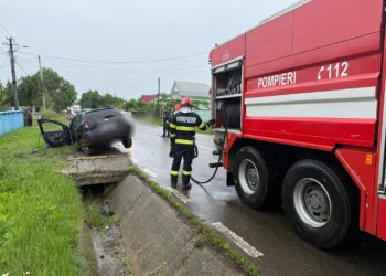 Accident spectaculos la Vorona Nouă! Un șofer de 54 de ani a ajuns la spital după ce a ieșit cu mașina de pe șosea