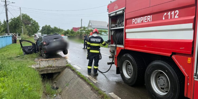 Accident spectaculos la Vorona Nouă! Un șofer de 54 de ani a ajuns la spital după ce a ieșit cu mașina de pe șosea