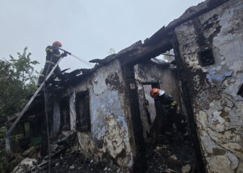 Doi bărbați au scăpat ca prin minune din casa cuprinsă de flăcări.