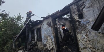 Doi bărbați au scăpat ca prin minune din casa cuprinsă de flăcări.