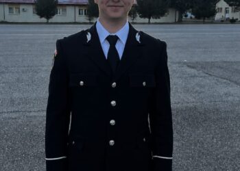 EROU LA DOAR 22 DE ANI! Un tânăr polițist din Săveni a sfidat flăcările și a salvat un bărbat de 67 de ani din calea morții VIDEO