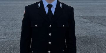 EROU LA DOAR 22 DE ANI! Un tânăr polițist din Săveni a sfidat flăcările și a salvat un bărbat de 67 de ani din calea morții VIDEO